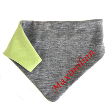 Lade das Bild in den Galerie-Viewer, Personalisiertes Baby Halstuch mit Name bestickt für Jungen - hellgruen