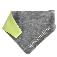 Lade das Bild in den Galerie-Viewer, Personalisiertes Baby Halstuch mit Name bestickt für Jungen - hellgruen
