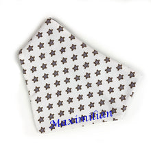 Lade das Bild in den Galerie-Viewer, Individuelles Babyhalstuch mit Name bestickt - beige Sterne