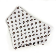 Lade das Bild in den Galerie-Viewer, Individuelles Babyhalstuch mit Name bestickt - beige Sterne
