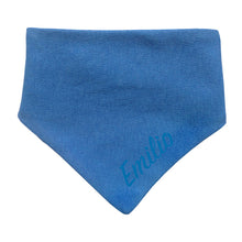 Lade das Bild in den Galerie-Viewer, Personalisiertes Baby Halstuch mit Name bestickt für Jungen - Jensblau