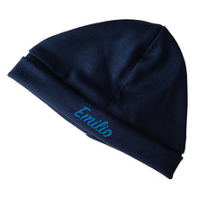 Lade das Bild in den Galerie-Viewer, Personalisierte Babymuetze mit Name bestickt - dunkelblau fuer Jungen