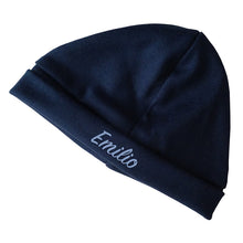 Lade das Bild in den Galerie-Viewer, Personalisierte Babymuetze mit Name bestickt - dunkelblau fuer Jungen