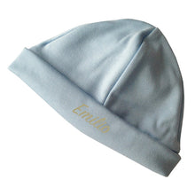 Lade das Bild in den Galerie-Viewer, Personalisierte Babymuetze mit Name bestickt - hellblau fuer Jungen