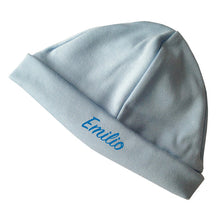 Lade das Bild in den Galerie-Viewer, Personalisierte Babymuetze mit Name bestickt - hellblau fuer Jungen