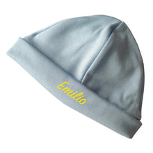 Lade das Bild in den Galerie-Viewer, Personalisierte Babymuetze mit Name bestickt - hellblau fuer Jungen