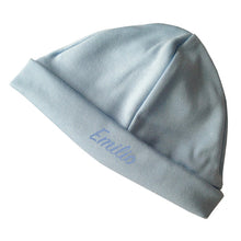 Lade das Bild in den Galerie-Viewer, Personalisierte Babymuetze mit Name bestickt - hellblau fuer Jungen