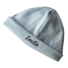 Lade das Bild in den Galerie-Viewer, Personalisierte Babymuetze mit Name bestickt - hellblau fuer Jungen