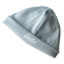 Lade das Bild in den Galerie-Viewer, Personalisierte Babymuetze mit Name bestickt - hellblau fuer Jungen