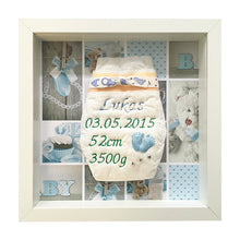 Lade das Bild in den Galerie-Viewer, Bestickte Windel im Rahmen - Junge Babyfuesschen Babymotiv