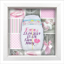 Lade das Bild in den Galerie-Viewer, Bestickte Windel im Rahmen - Maedchen Babyfuesschen Babymotiv