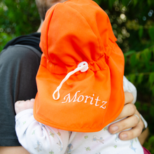 Lade das Bild in den Galerie-Viewer, Größenverstellbare UV-Nackenschutz-Mütze für Baby, mit Name bestickt, Orange
